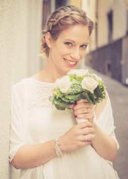 Strahlende Braut mit Blumenstrauss