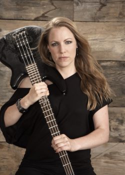 Bassistin bei Band-Fotoshooting