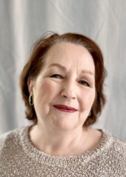 Ältere Dame mit glamourösem Make-up